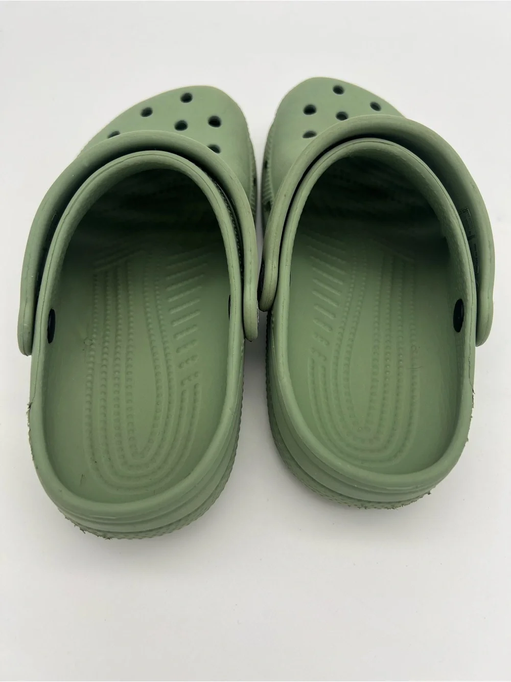 Crocs J2 Kids size 2 Classic Clog in Olive Green Comfortable Slip-On Shoes